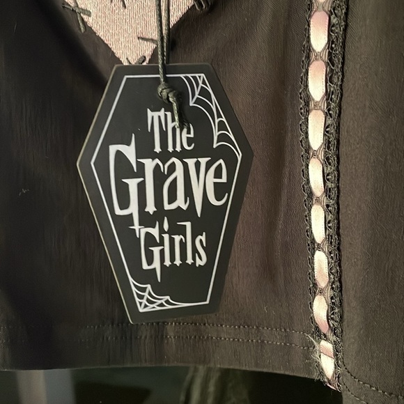 The Grave Girls Love Hurts Embroidered Tank Size M​​​ - Picture 3 of 3